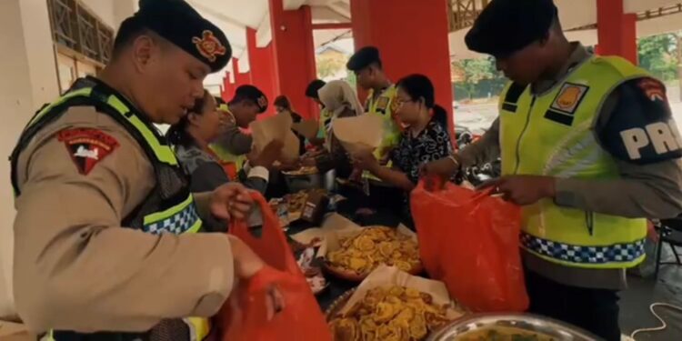 Terobos Banjir, Brimob Polda Jateng Antar Ribuan Porsi Makanan ke Warga Kota Pekalongan