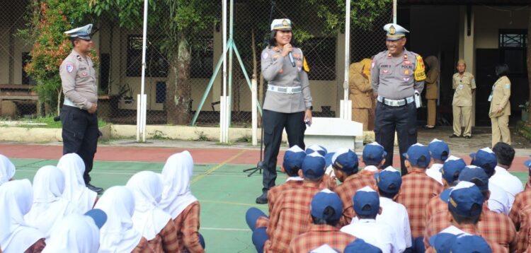 Kasat Lantas Polres Purbalingga Jadi Irup di SMPN 1, Ingatkan Pentingnya Helm