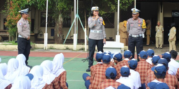 Kasat Lantas Polres Purbalingga Jadi Irup di SMPN 1, Ingatkan Pentingnya Helm