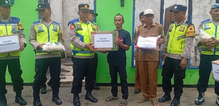 Polsek Kaligondang Salurkan Bantuan  Korban Kebakaran di Sidanegara