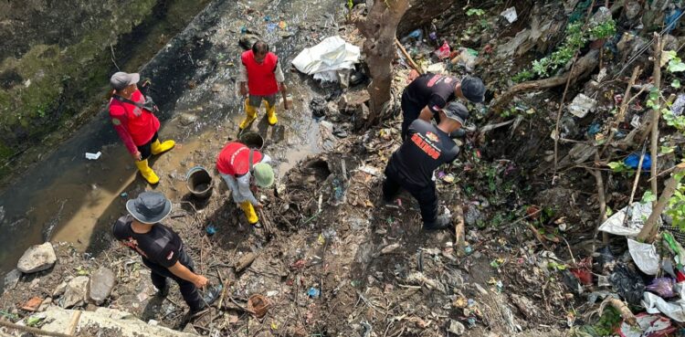 Perkuat Gerakan Indonesia ASRI, Satbrimob Polda Jateng Serentak Kerja Bakti Pulihkan Kebersihan Sungai dan Taman Kota