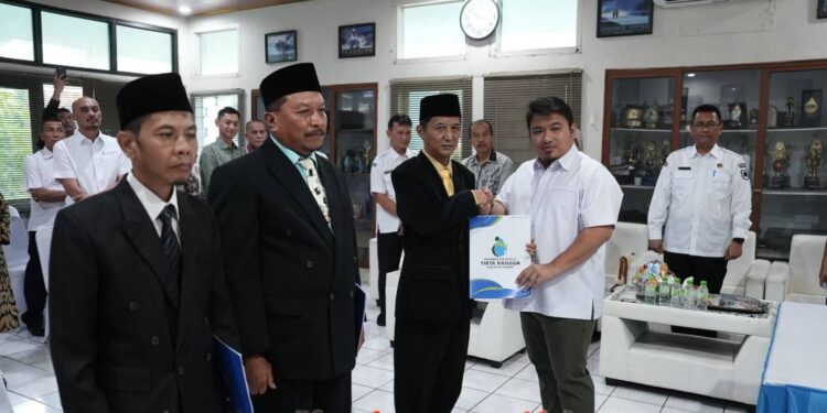 Kang Rey Lantik Yayat Sudrajat Sebagai Ketua Dewan Pengawas Perumda Air Minum Tirta Rangga Subang