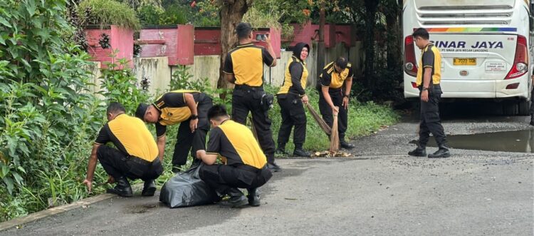 ‎ Dukung ASRI, Polres Purbalingga Terjunkan Personel Bersihkan Terminal