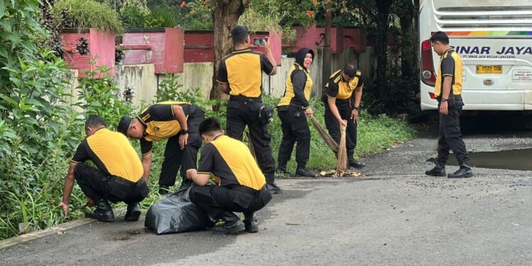 Dukung ASRI, Polres Purbalingga Terjunkan Personel Bersihkan Terminal