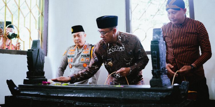 Awali Peringatan Hari Jadi Banyumas, Sadewo Pimpin Ziarah Ke Makam Raden Joko Kaiman