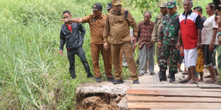 Respons Cepat Bupati Tapanuli Utara, Tinjau Jembatan Putus dan Temui Warga Garoga