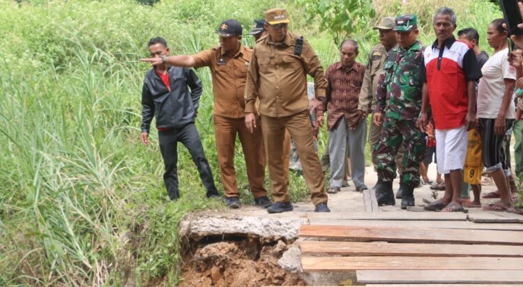 Respons Cepat Bupati Tapanuli Utara, Tinjau Jembatan Putus dan Temui Warga Garoga