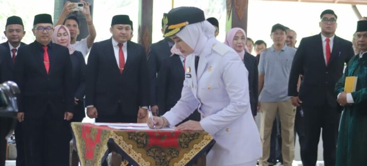 Bupati Imron Lantik 200 Pejabat dan Fungsional, Ini Alasannya