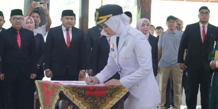 Bupati Imron Lantik 200 Pejabat dan Fungsional, Ini Alasannya