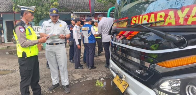 Polres PurbaIingga Gandeng Dinas Perhubungan Gelar Ramp Check Angkutan Umum di Terminal