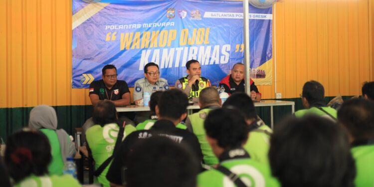 Sinergi di Balik Secangkir Kopi: Satlantas Polres Gresik Rangkul Driver Ojol dalam Ops Keselamatan Semeru 2026