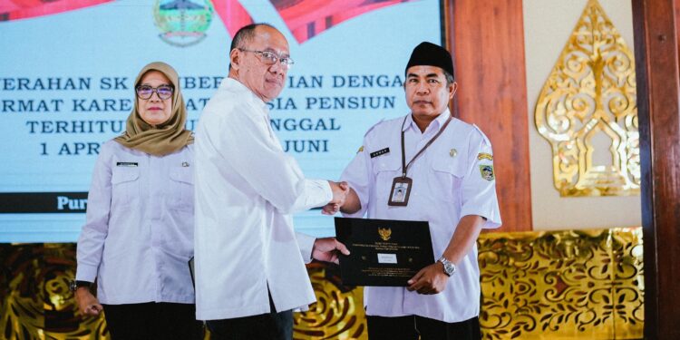 176 ASN Banyumas Terima SK Pensiun