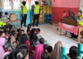 Dalang Polisi Hibur Anak-anak di Lokasi Pengungsian dengan Wayang Lalu Lintas