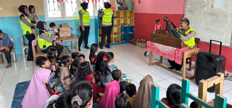 Dalang Polisi Hibur Anak-anak di Lokasi Pengungsian dengan Wayang Lalu Lintas