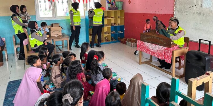 Dalang Polisi Hibur Anak-anak di Lokasi Pengungsian dengan Wayang Lalu Lintas