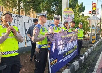 Operasi Keselamatan Candi 2026, Polres Purbalingga Bagikan Sayuran dan Helm untuk Pengendara Tertib