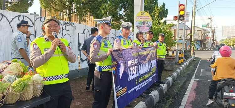 Operasi Keselamatan Candi 2026, Polres Purbalingga Bagikan Sayuran dan Helm untuk Pengendara Tertib