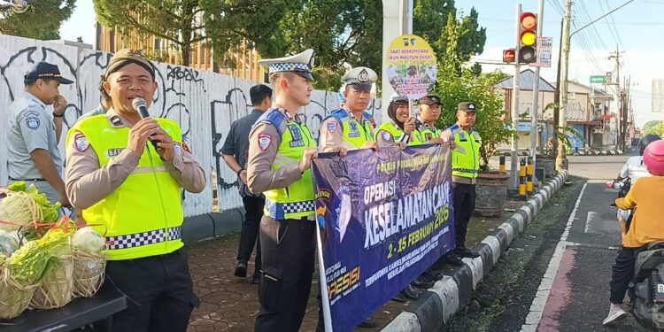 Operasi Keselamatan Candi 2026, Polres Purbalingga Bagikan Sayuran dan Helm untuk Pengendara Tertib