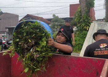 Pulihkan Kelestarian Lingkungan, Personel Brimob Bahu-Membahu Bersama Masyarakat Bersihkan Pantai hingga Waduk