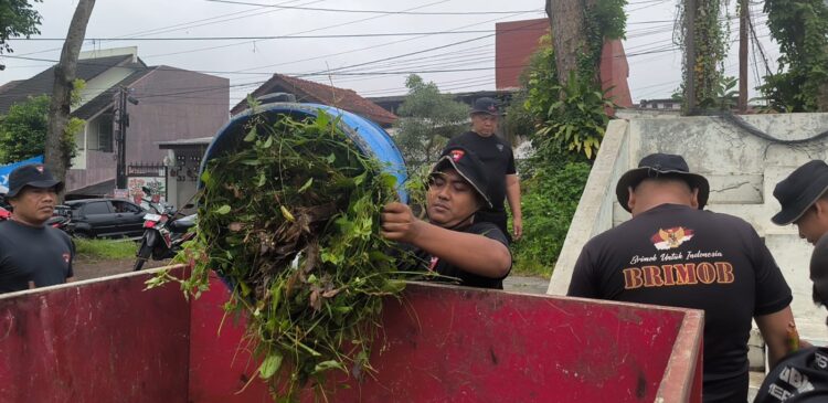 Pulihkan Kelestarian Lingkungan, Personel Brimob Bahu-Membahu Bersama Masyarakat Bersihkan Pantai hingga Waduk