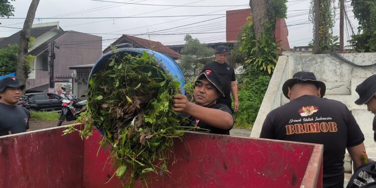 Pulihkan Kelestarian Lingkungan, Personel Brimob Bahu-Membahu Bersama Masyarakat Bersihkan Pantai hingga Waduk
