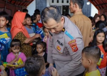 Anak-anak Terhibur, Polres Karawang Hadirkan Trauma Healing di Lokasi Banjir
