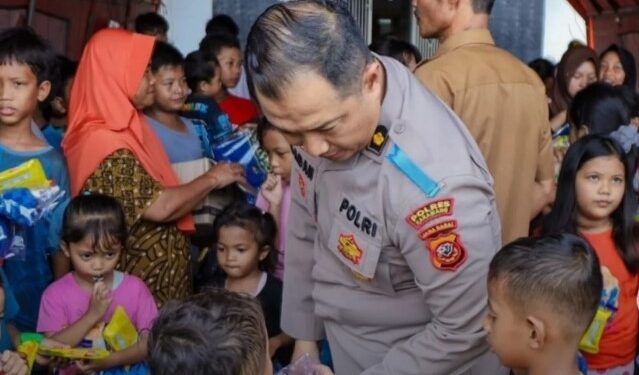 Anak-anak Terhibur, Polres Karawang Hadirkan Trauma Healing di Lokasi Banjir
