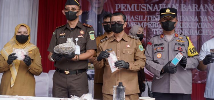 Wabup Subang Hadiri Pemusnahan Barang Bukti Hasil Pengungkapan Tindak Pidana Di Kejaksaan Negri Subang