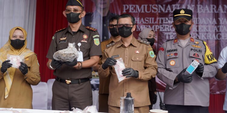 Wabup Subang Hadiri Pemusnahan Barang Bukti Hasil Pengungkapan Tindak Pidana Di Kejaksaan Negri Subang