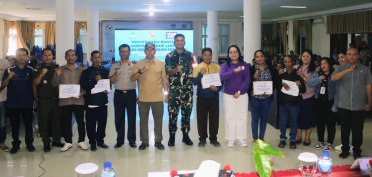 Bupati Tapanuli Utara JTP Hutabarat Serahkan Bantuan Jadup dari Kemensos RI bagi 434 KK, Doakan Masyarakat Terdampak dapat Pulih.