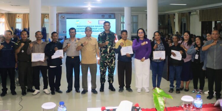 Bupati Tapanuli Utara JTP Hutabarat Serahkan Bantuan Jadup dari Kemensos RI bagi 434 KK, Doakan Masyarakat Terdampak dapat Pulih.