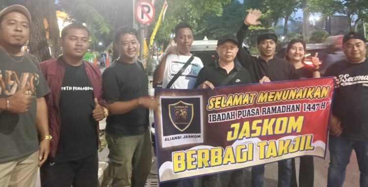 Jurnalis Satu Komando Berbagi Ratusan Takjil Pada Bulan Suci Ramadhon 1447 Hijriyah