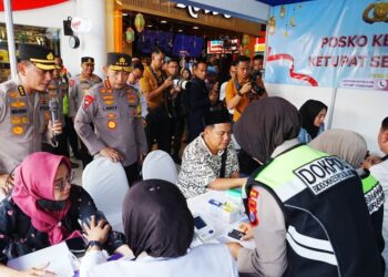 Tinjau Stasiun Surabaya Gubeng, Kapolri Instruksikan Beri Pelayanan Maksimal ke Pemudik