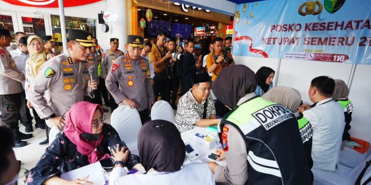 Tinjau Stasiun Surabaya Gubeng, Kapolri Instruksikan Beri Pelayanan Maksimal ke Pemudik