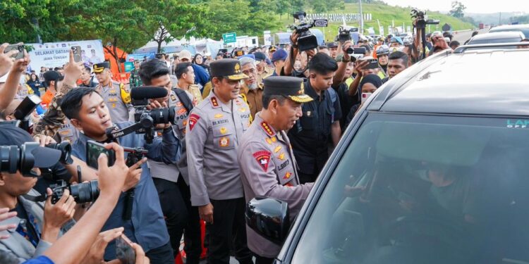 Kapolri Tinjau Posko Terpadu Kalikangkung, Pastikan Kesiapan Polda Jateng  Hadapi Puncak Arus Mudik