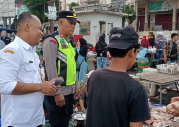 Kapolsek Bobotsari Cek Harga dan Ketersediaan Bapokting di Pasar