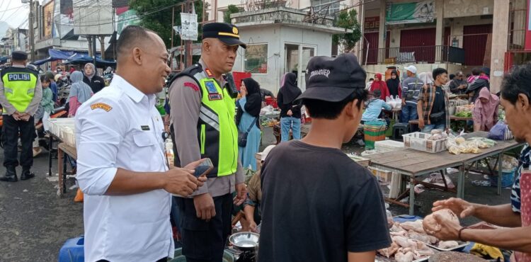 Kapolsek Bobotsari Cek Harga dan Ketersediaan Bapokting di Pasar