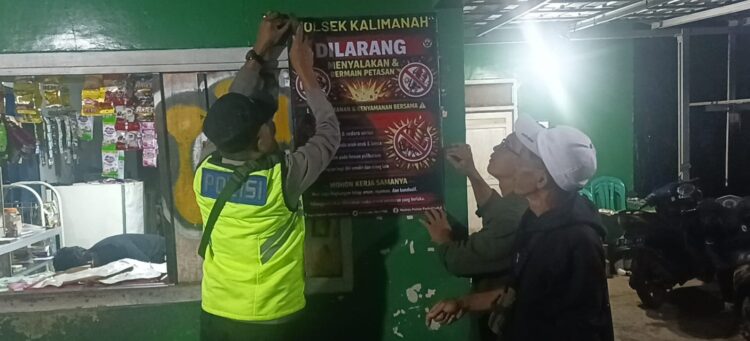 Sambil Patroli, Polsek Kalimanah Pasang Imbauan Larangan dan Bahaya Petasan