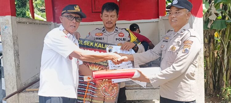 Polsek Kalimanah Bantu Revitalisasi Poskamling di Desa Sidakangen