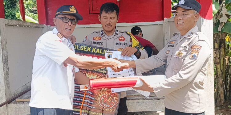 Polsek Kalimanah Bantu Revitalisasi Poskamling di Desa Sidakangen
