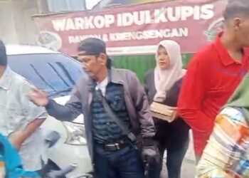 Media online Nuswantoro pos berbagi 600 Takjil di Jalan Raya Kenjeran 113 Surabaya