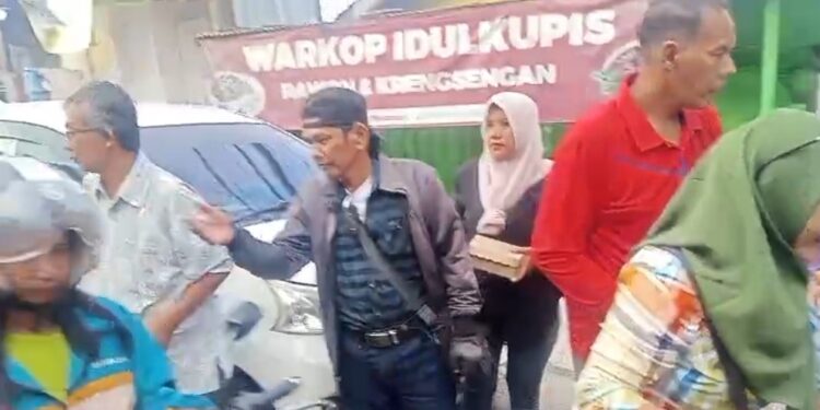 Media online Nuswantoro pos berbagi 600 Takjil di Jalan Raya Kenjeran 113 Surabaya