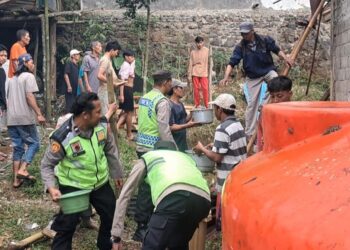 Polisi Sigap Bantu Padamkan Kebakaran Rumah di Karangreja