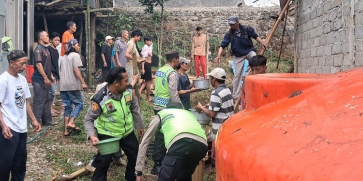 Polisi Sigap Bantu Padamkan Kebakaran Rumah di Karangreja