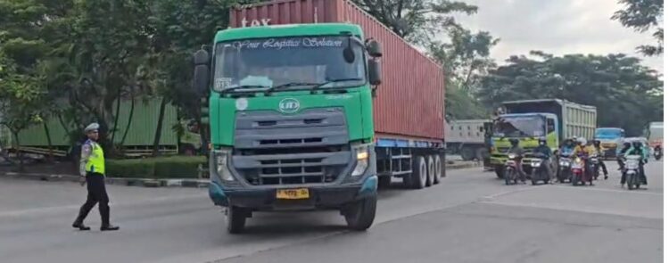 Polda Jateng Laksanakan Penyekatan Kendaraan Sumbu Tiga dalam Operasi Ketupat Candi 2026