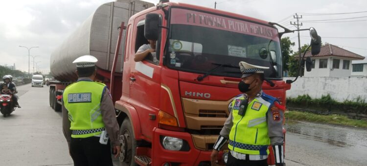 Polda Jateng Himbau Pengusaha Angkutan dan Pengemudi Truk Patuhi SKB Pembatasan Sumbu Tiga Hingga 29 Maret 2026