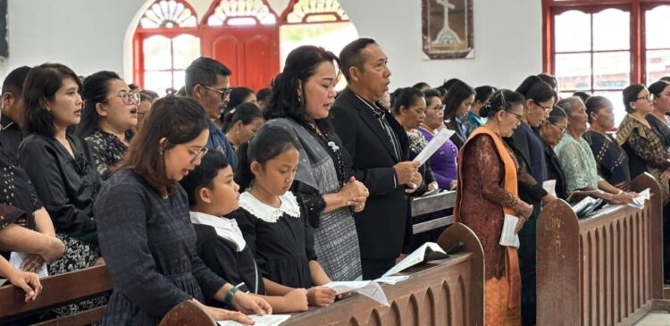 Ibadah Jumat Agung di HKBP Simorangkir, Bupati Taput Ajak Jemaat Gaungkan Kembali Wisata Rohani Salib Kasih
