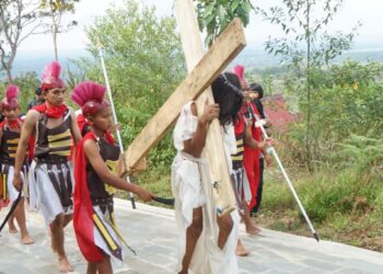 ‎ ‎Refleksi Jumat Agung, Bupati Taput Dr. Jonius Taripar Parsaoran Hutabarat Hadiri Visualisasi Jalan Salib di Siatas Barita