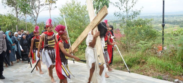 ‎ ‎Refleksi Jumat Agung, Bupati Taput Dr. Jonius Taripar Parsaoran Hutabarat Hadiri Visualisasi Jalan Salib di Siatas Barita