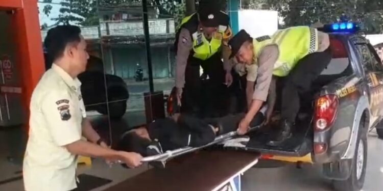 ‎ Kecelakaan Tunggal Sepeda Motor, Polsek Mrebet Evakuasi Korban ke Rumah Sakit